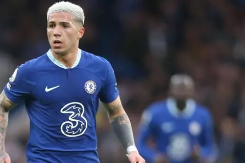 بعد الفيديو المسيء.. إنزو فرنانديز يعتذر لزملائه في تشيلسي ويقدم تبرعًا لمكافحة التمييز